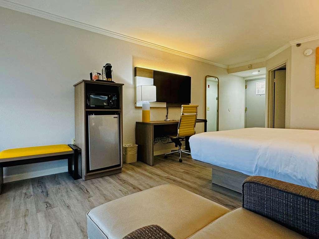 Comfort Inn & Suites Houston I-10 West Energy Corridor Room photo